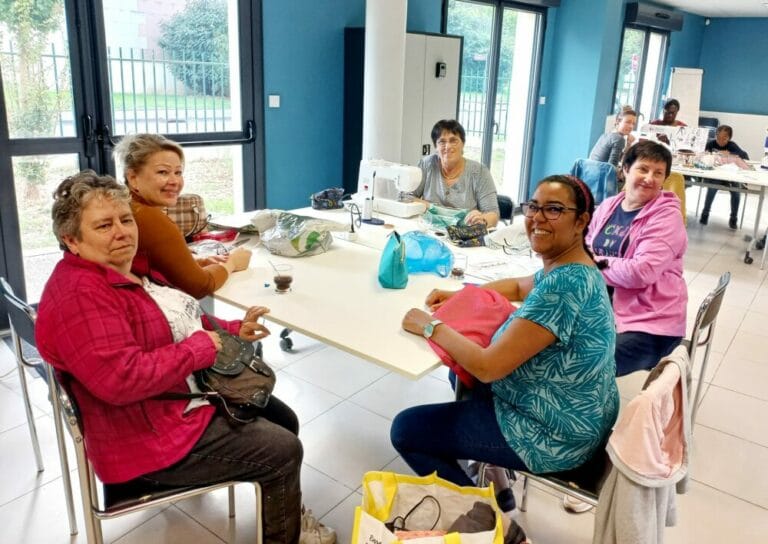 Participantes autour d’une table lors du café couture
