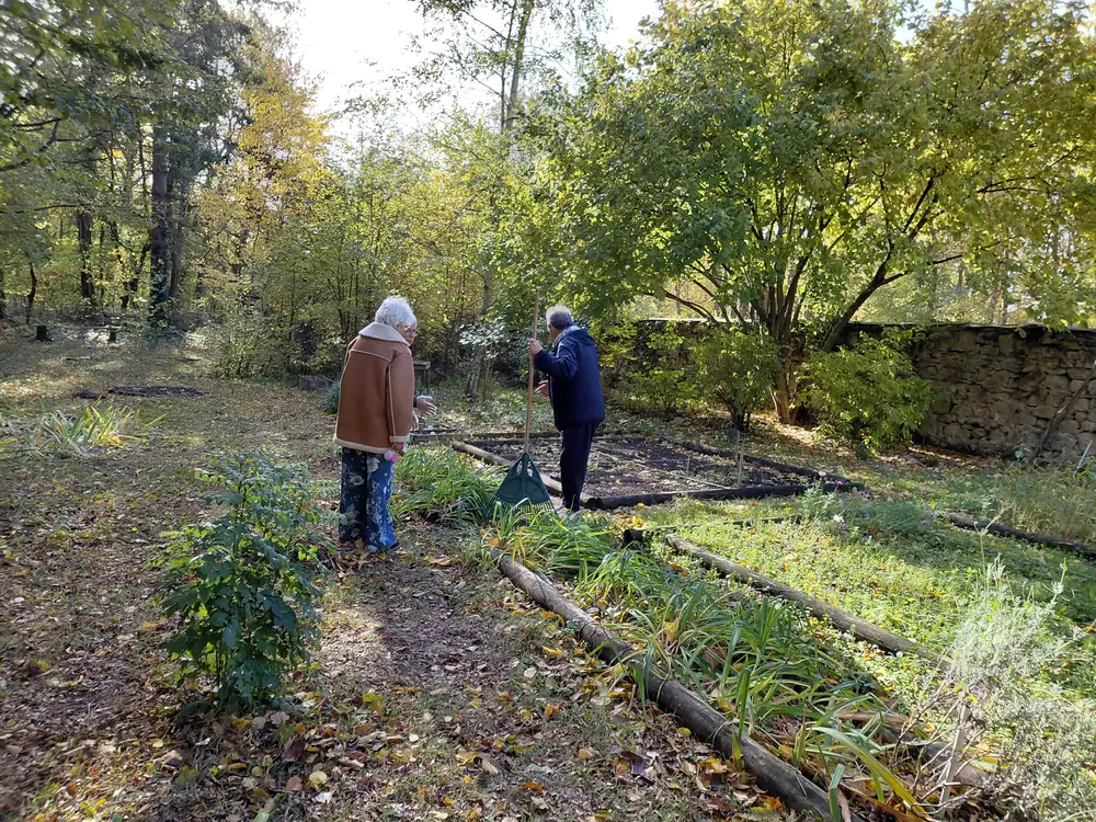 Bénévoles au travail dans les parcelles du jardin en automne