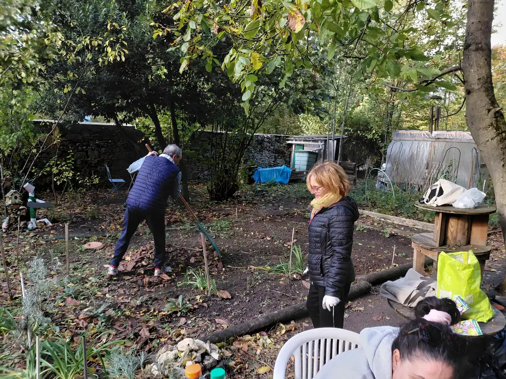 Bénévoles désherbant et préparant le goûter au jardin