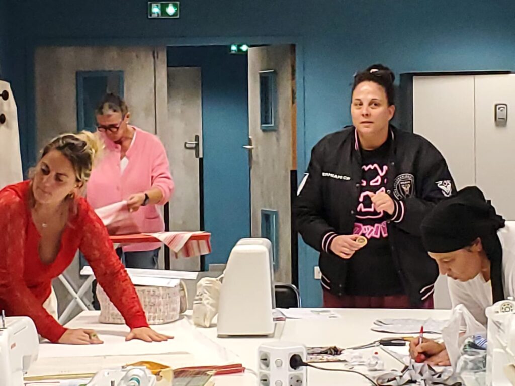 Participantes réunies autour des tables du café couture, salle Claude Rollet