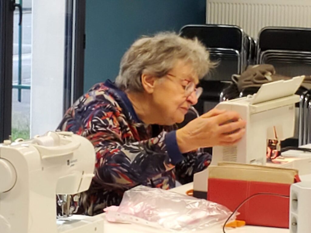 Participante concentrée sur sa machine à coudre