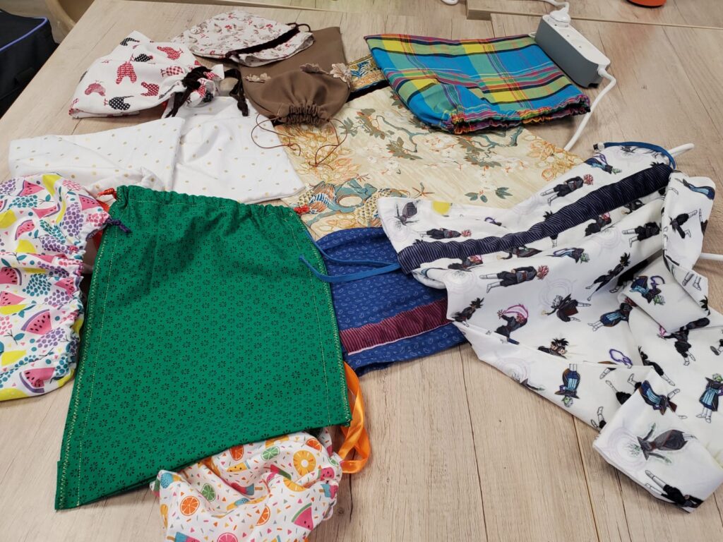 Pochons à cordon en tissus colorés réalisés au café couture