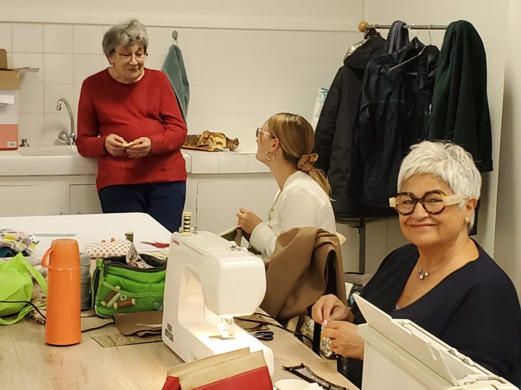 Participantes souriantes autour de la table, salle Verdun
