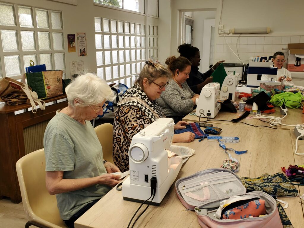 Couturières à leurs machines à coudre, salle Verdun
